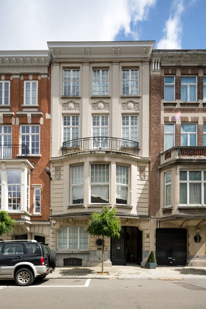 Façade d’une maison bruxelloise photographiée pour une annonce immobilière