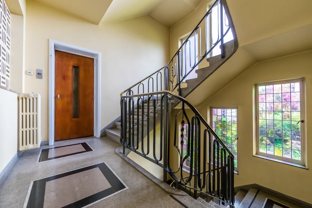 Hall d’entrée lumineux et escalier d’un appartement