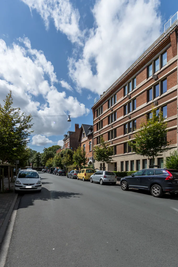 Vue d’une rue résidentielle et de son immeuble à Bruxelles