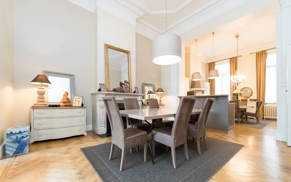 Salle à manger d’un appartement mise en valeur par la lumière naturelle