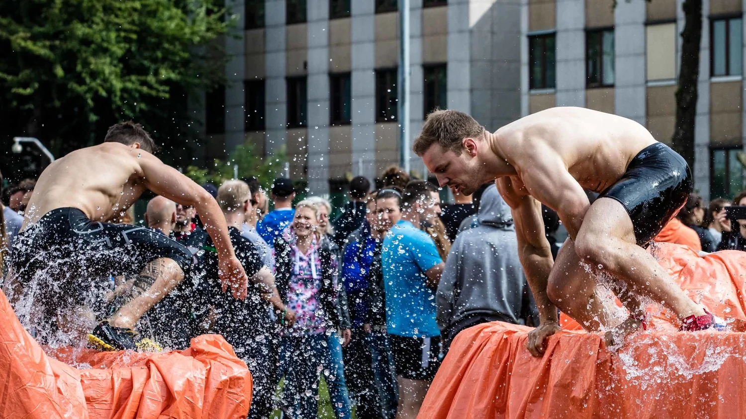Deux athlètes franchissant un obstacle aquatique