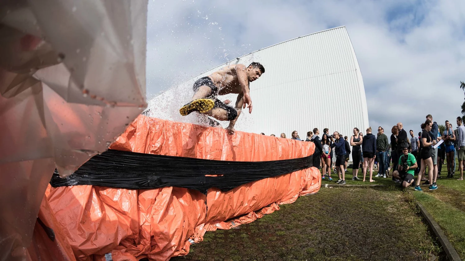 Athlète franchissant un obstacle lors d’une course