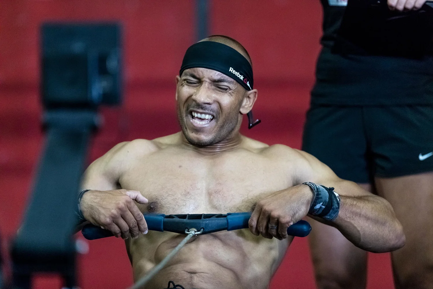 Athlète de CrossFit en plein effort pendant une compétition