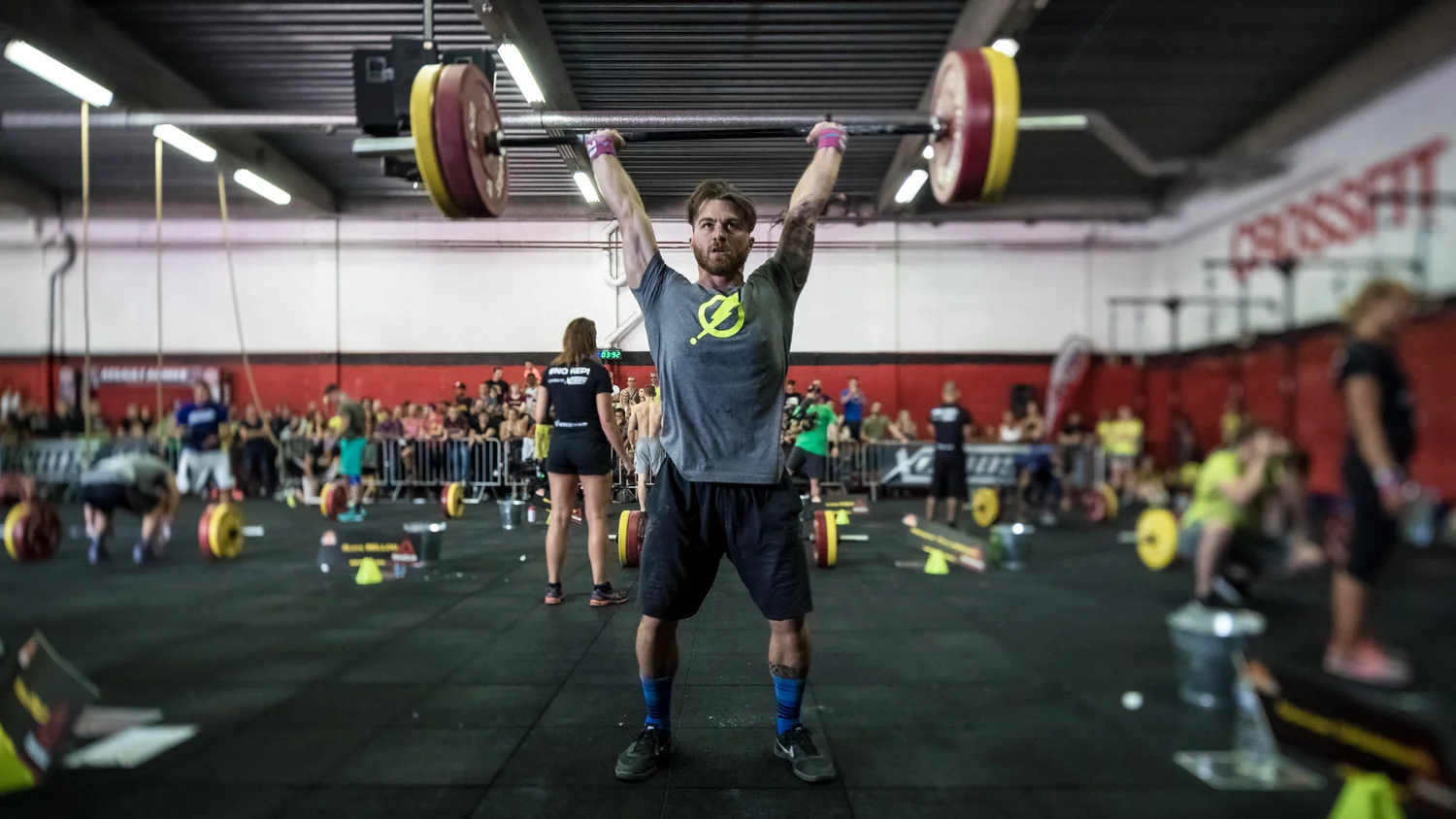 Athlète levant une barre en compétition de CrossFit