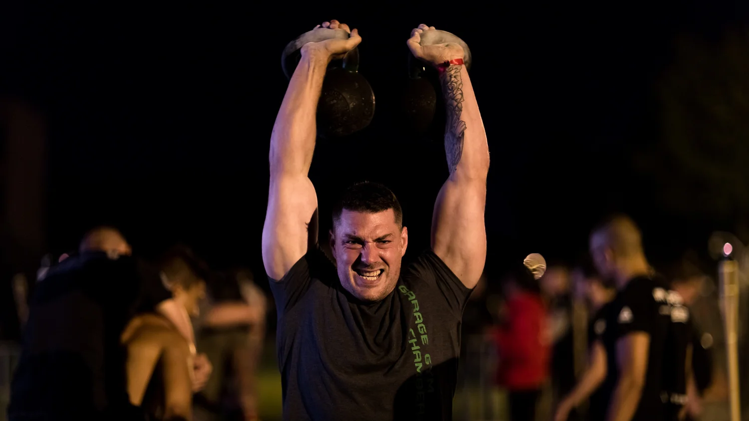Athlète de CrossFit soulevant un kettlebell au-dessus de la tête