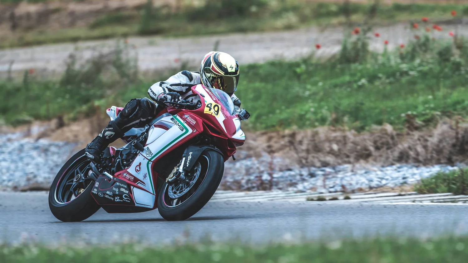 Pilote de moto numéro 59 en courbe sur circuit
