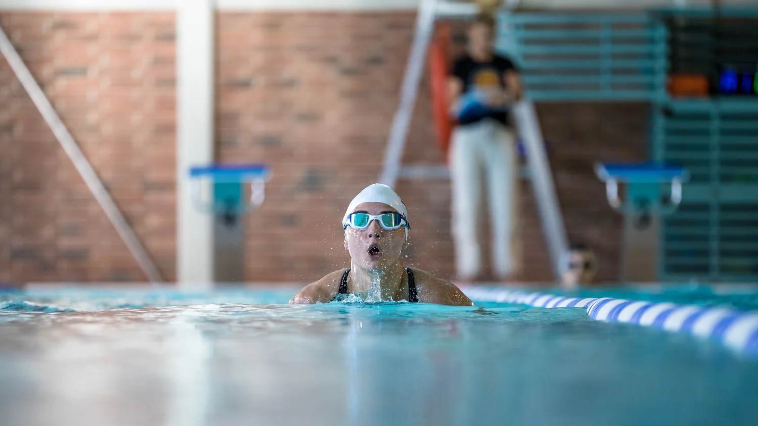 Nageuse dans son couloir de piscine