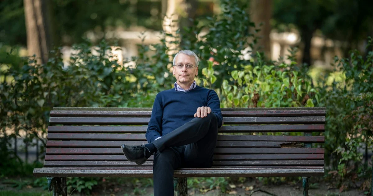 Portrait of Torbjörn Haak sitting on a bench, photographed by Hani Kanaftchian and published in Jobbland